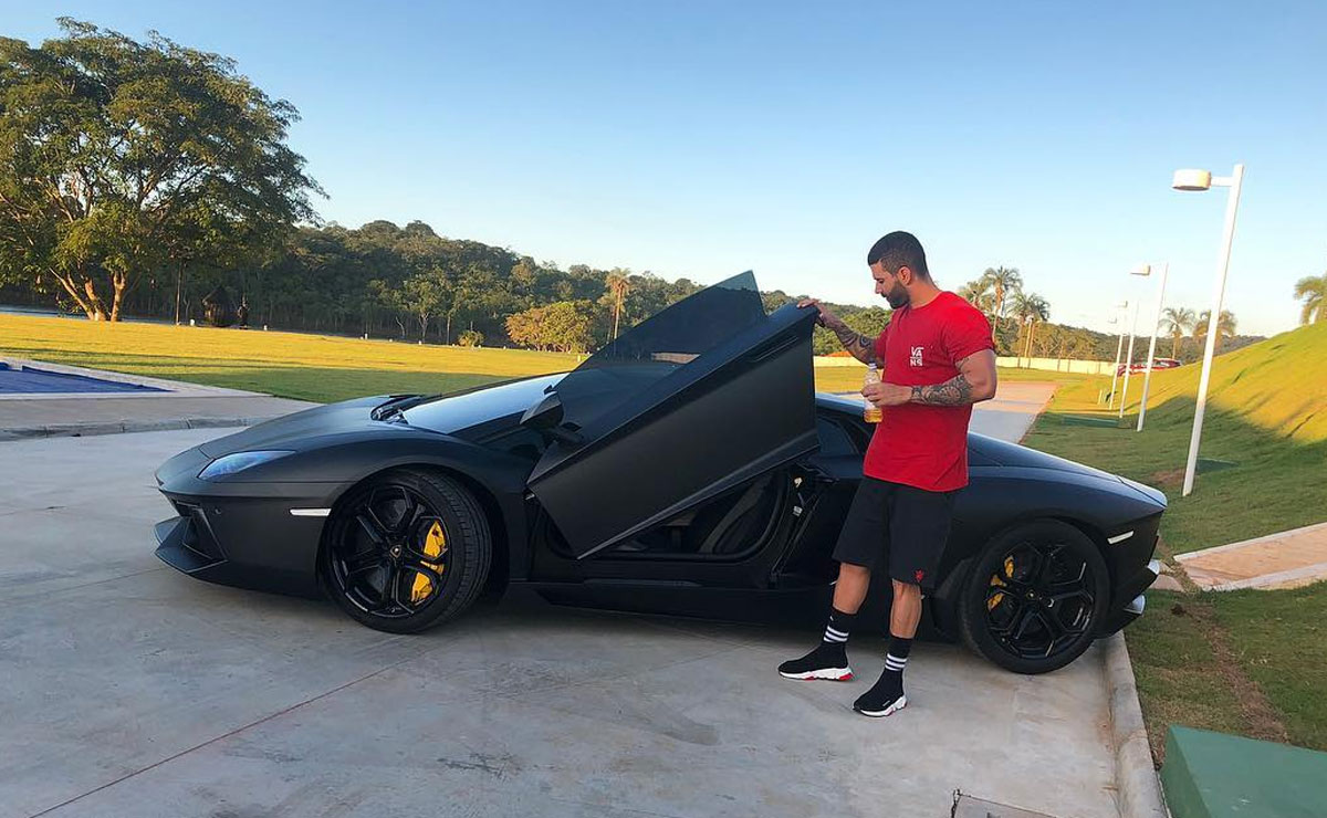 Gustavo Lima ostenta Lamborghini Aventador de R$ 4,7 milhões nas redes sociais. Foto: Reprodução/Instagram.