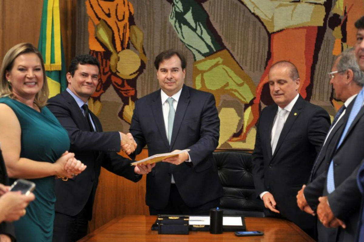 Sergio Moro e Onyx Lorenzoni entregam o projeto nas mãos de Rodrigo Maia (DEM-RJ). Foto: J. Batista/Agência Câmara