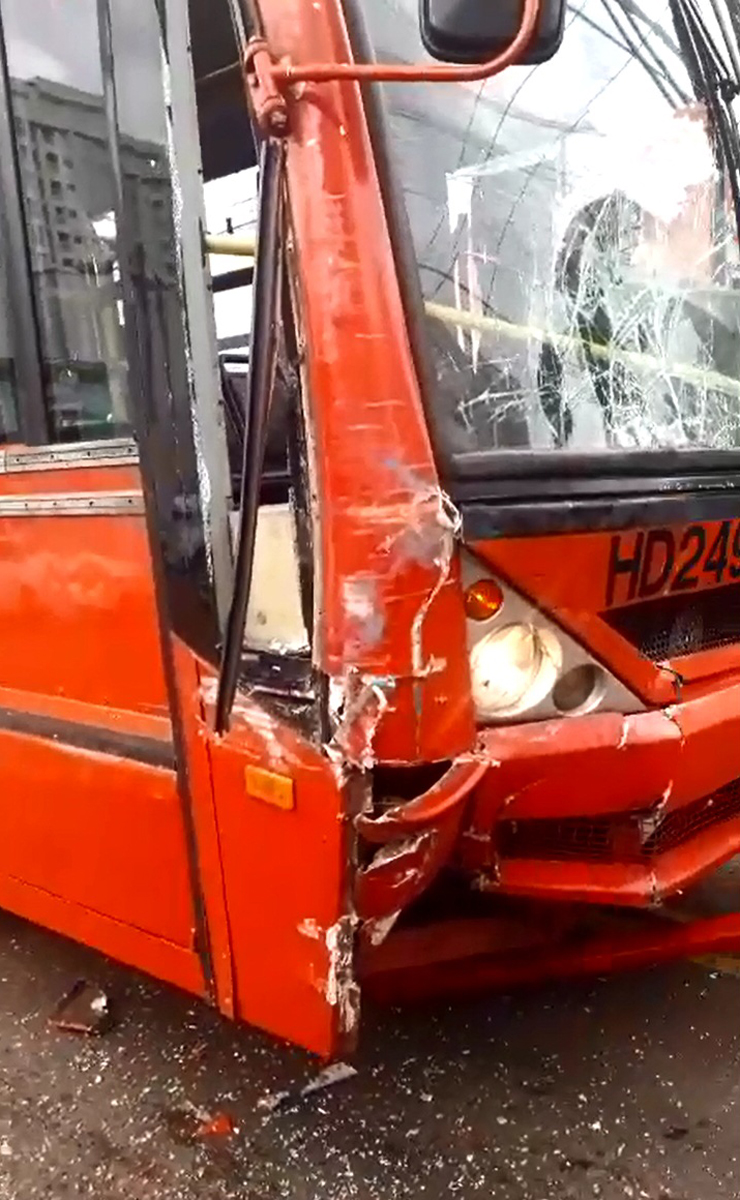 Além dos dois feridos, o estrago no ônibus foi grande. Foto: Reprodução