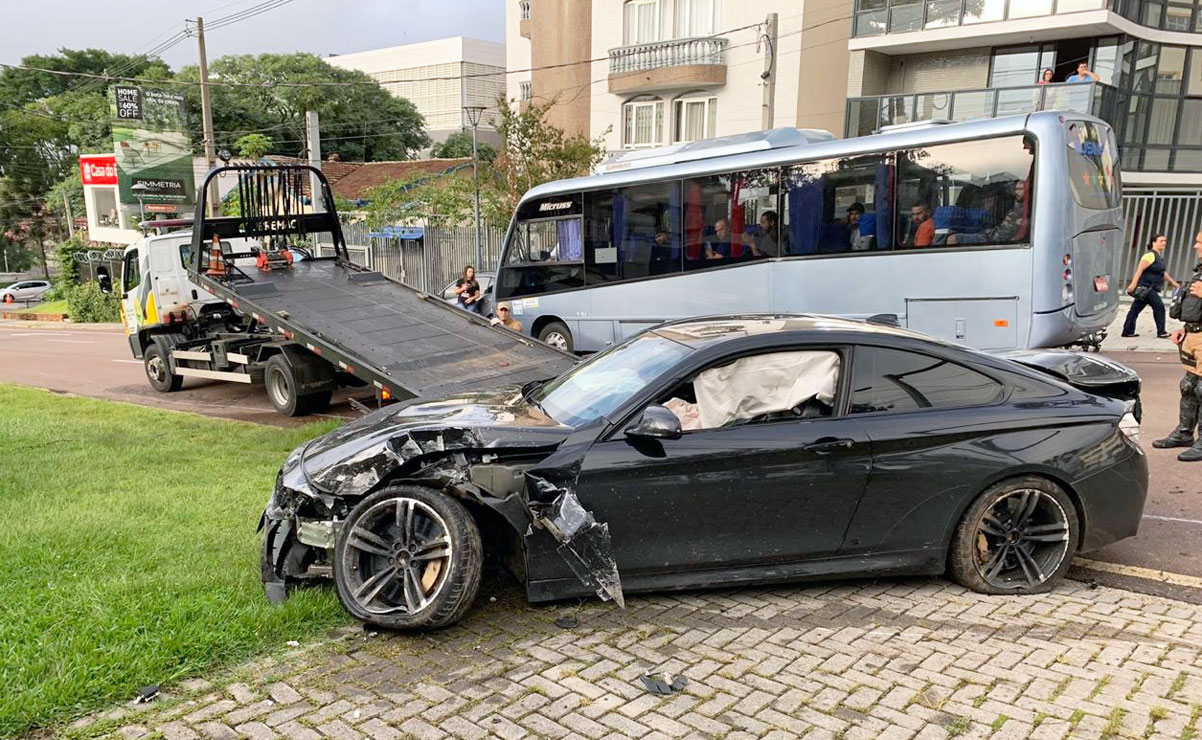BMW foi abandonada após acidente às 5h30 da manhã desta sexta-feira. Foto: Colaboração.