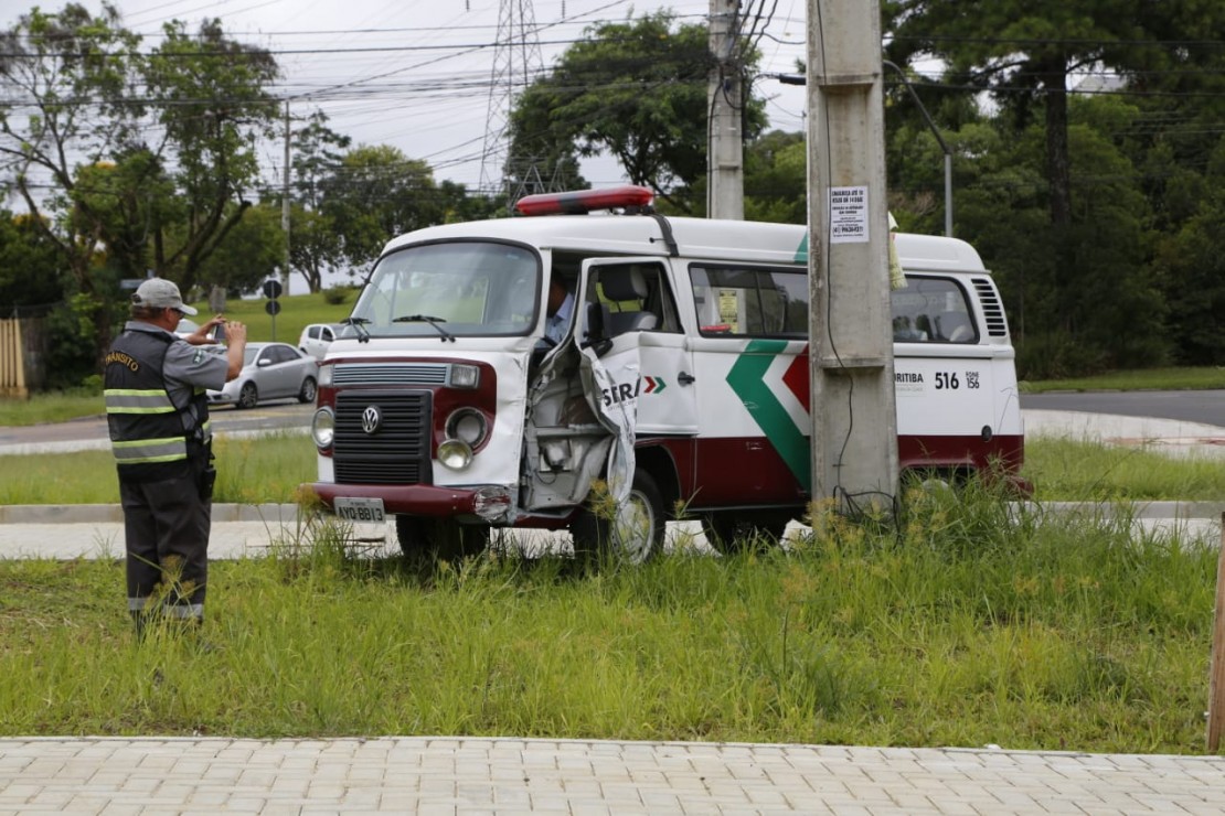 Acidente com kombi da Setran complicou o trânsito na região do Terminal Fazendinha. Foto: Atila Alberti/Tribuna do Paraná