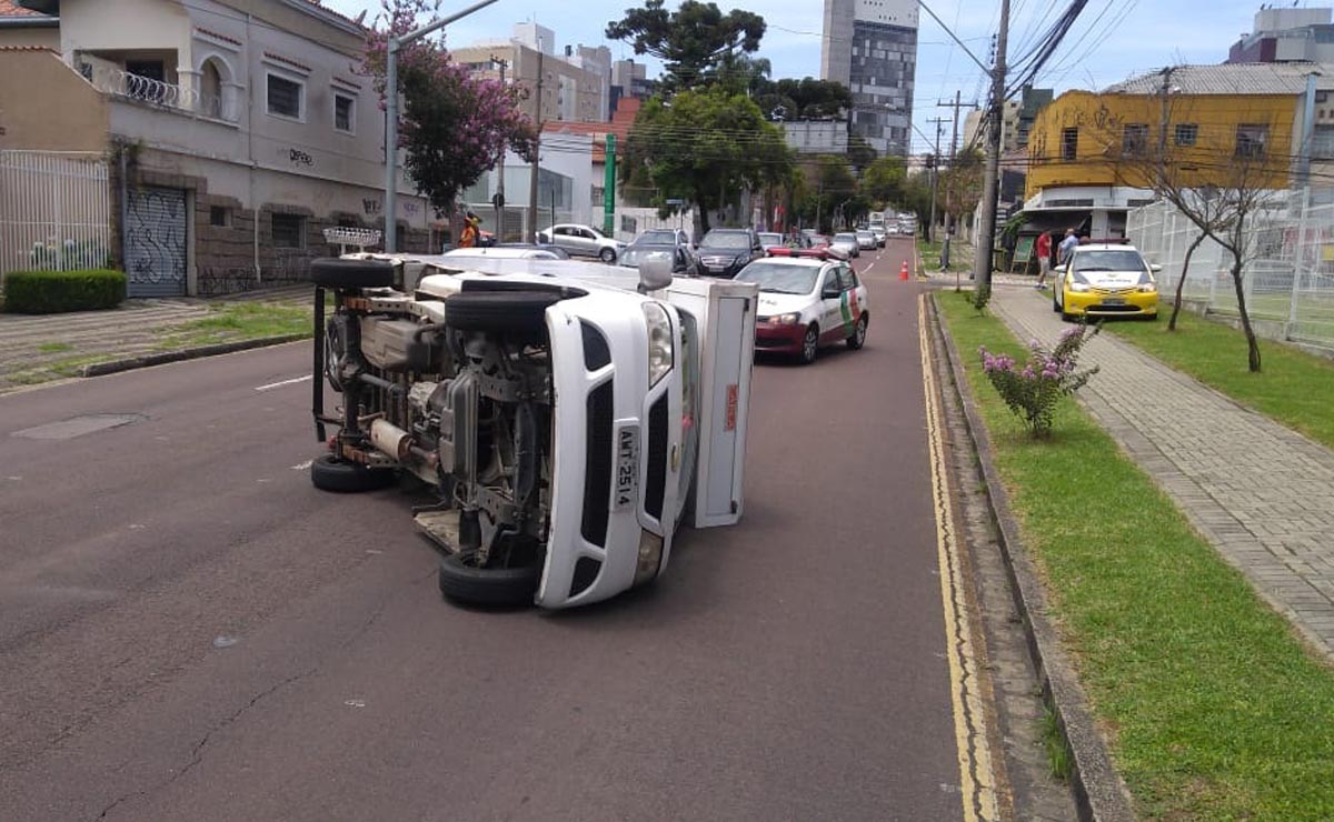 Caminhão tombou na pista e causou interdição na via. Foto: Átila Alberti/Tribuna do Paraná
