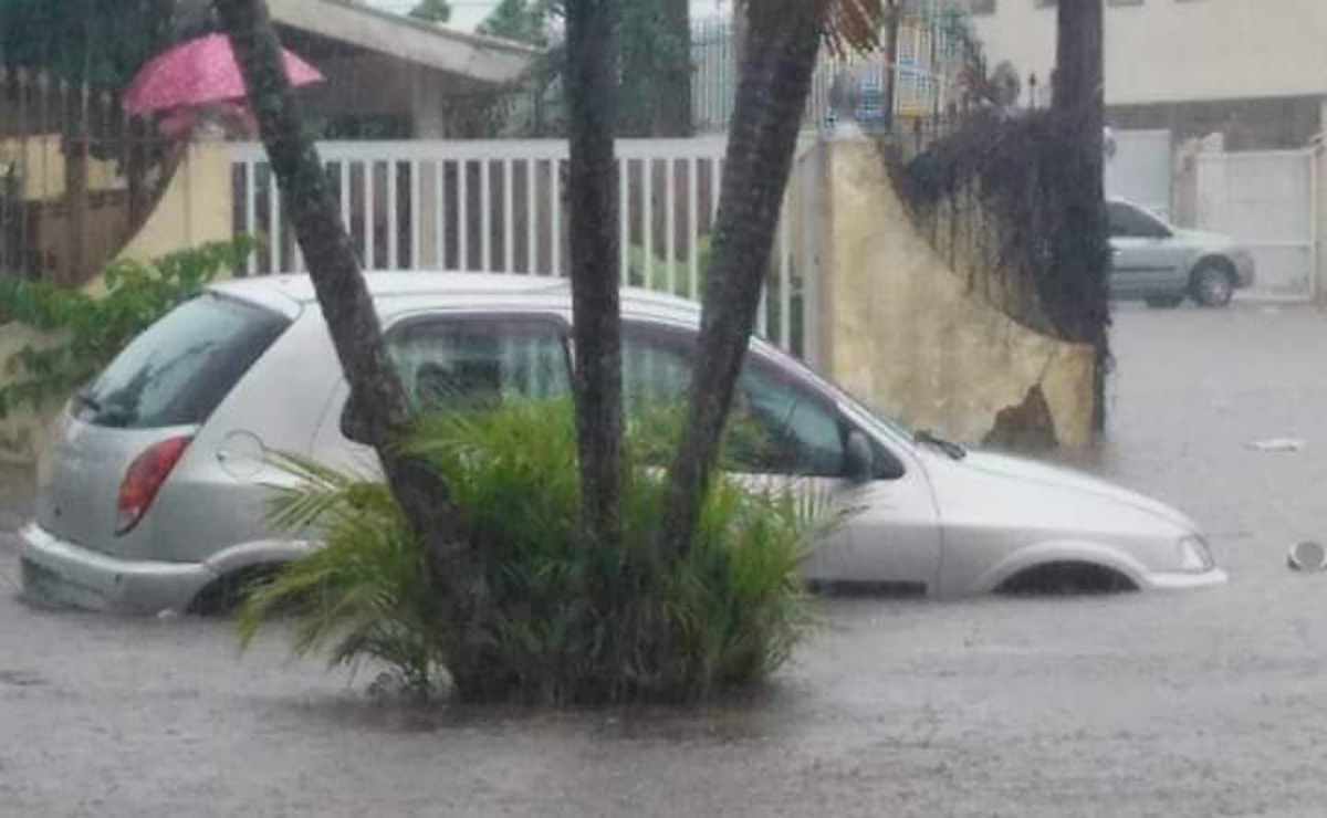 Chove na cidade desde sexta-feira (15), mas a situação piorou ainda mais a partir da noite de sábado (16), quando o volume das chuvas aumentou. Foto: Litoral 24h Online