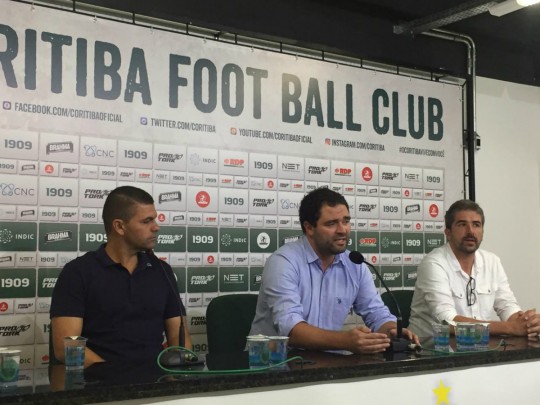 Técnico Umberto Louzer é apresentado no Coxa pelo presidente Samir Namur e o diretor de futebol Rodrigo Pastana