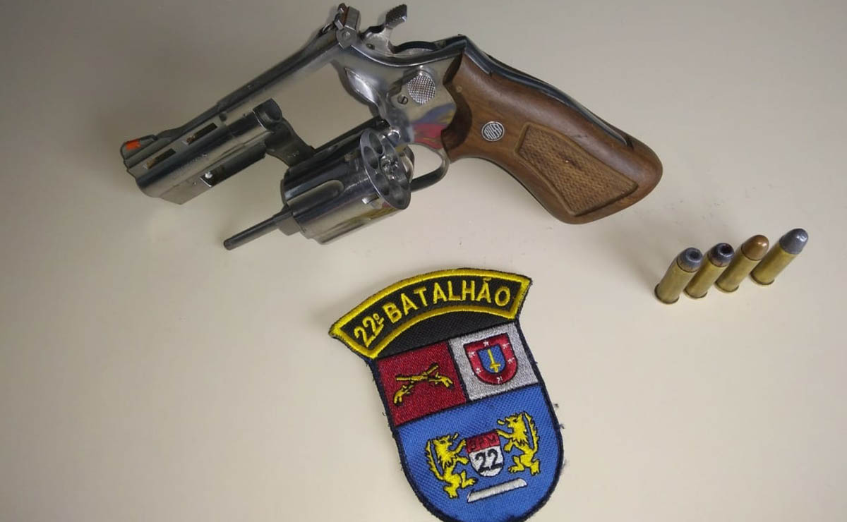 Arma utilizada no crime também foi apreendida. Foto: Gerson Klaina/Tribuna do Paraná
