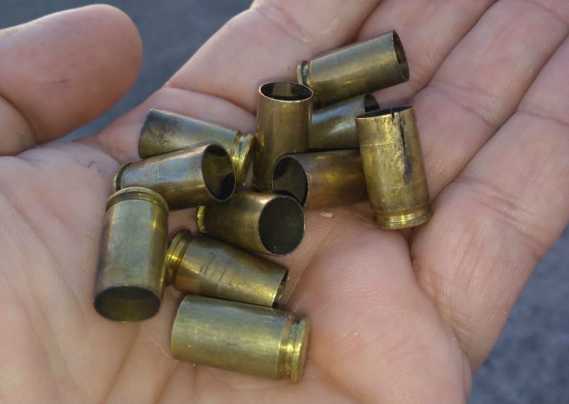 Na rua em que aconteceu o crime foram encontradas pelo menos 15 cápsulas de pistola 9 mm. Foto: Atila Alberti/Tribuna do Paraná
