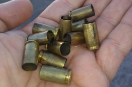 Na rua em que aconteceu o crime foram encontradas pelo menos 15 cápsulas de pistola 9 mm. Foto: Atila Alberti/Tribuna do Paraná