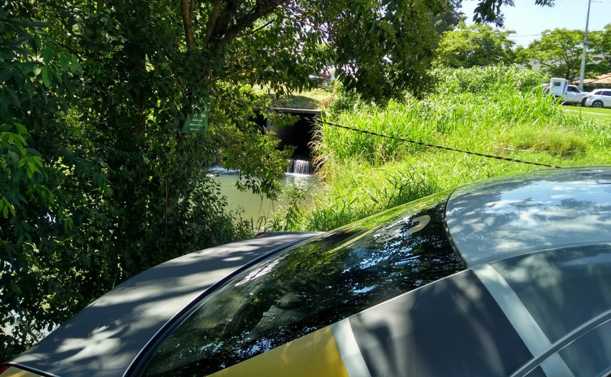 Sem quase nenhuma roupa, corpo estava boiando na água da valeta. Foto: Gerson Klaina/Tribuna do Paraná