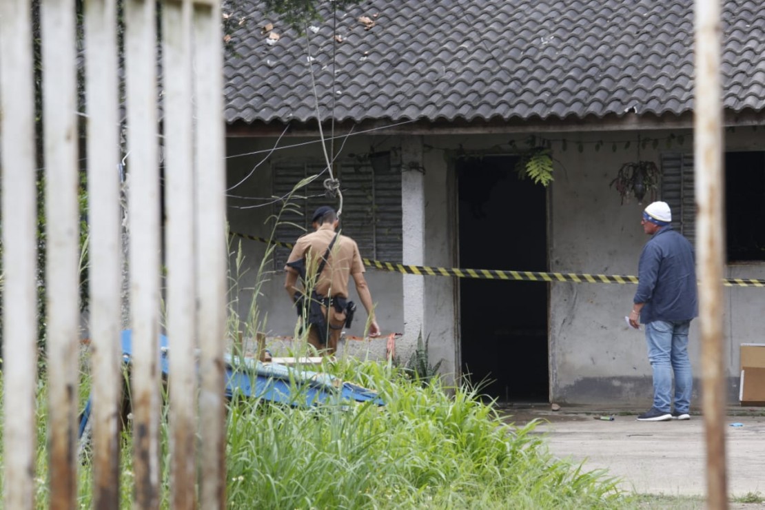 Corpo estava molhado pela água que escorria de um cano arrebentando. Foto: Atila Alberti/Tribuna do Paraná