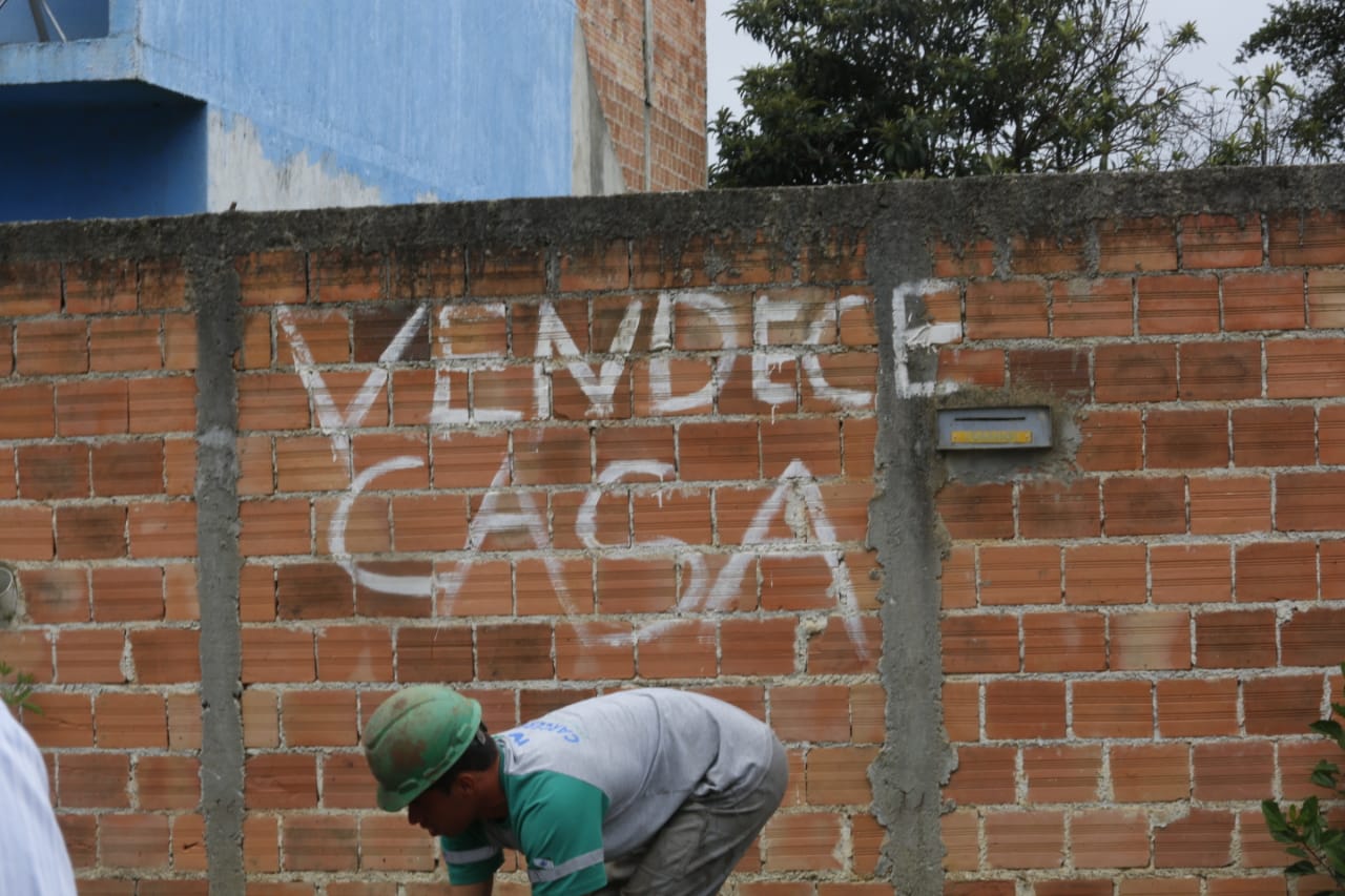 Funcionários da Sanepar foram chamados para cortar a água da residência. Foto: Atila Alberti/Tribuna do Paraná