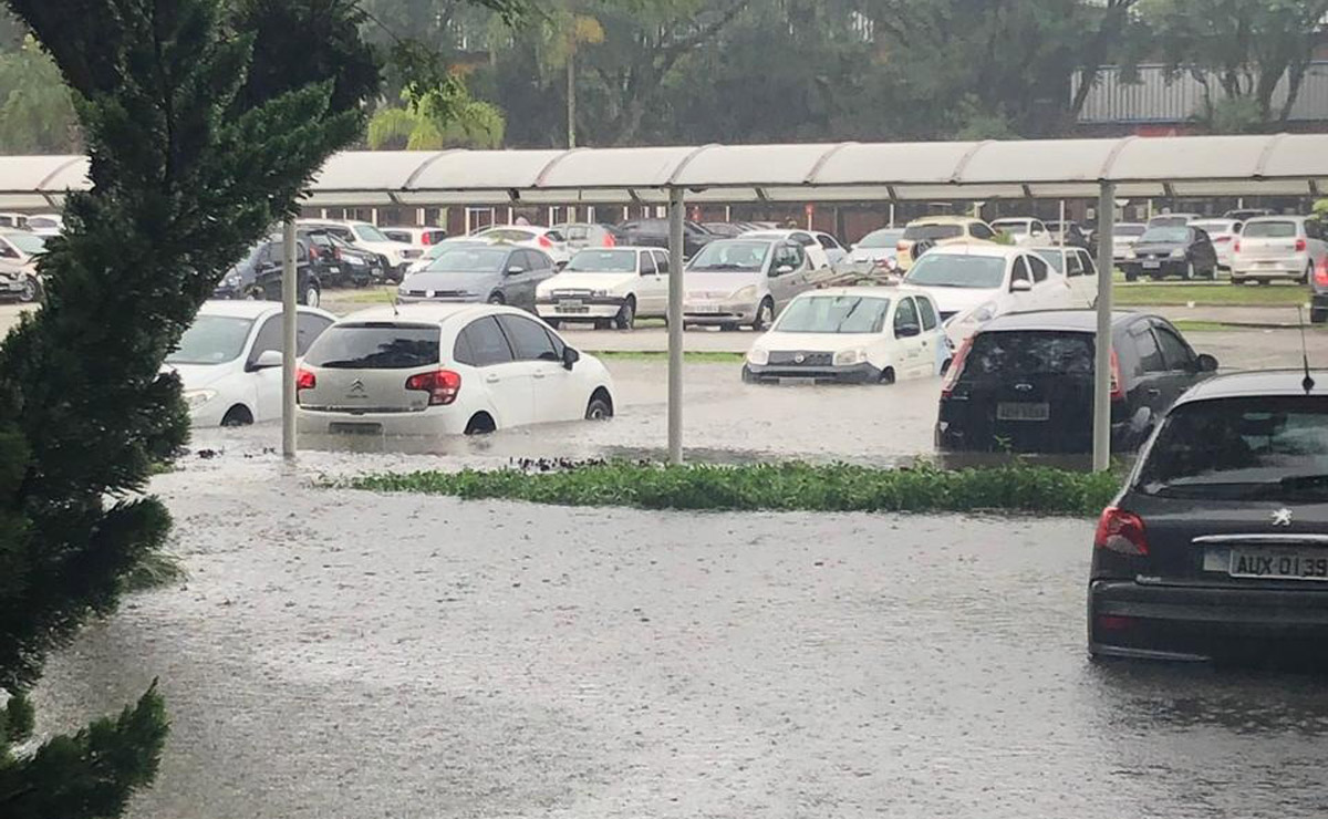 Chuva também alagou estacionamento da universidade. Foto: Colaboração