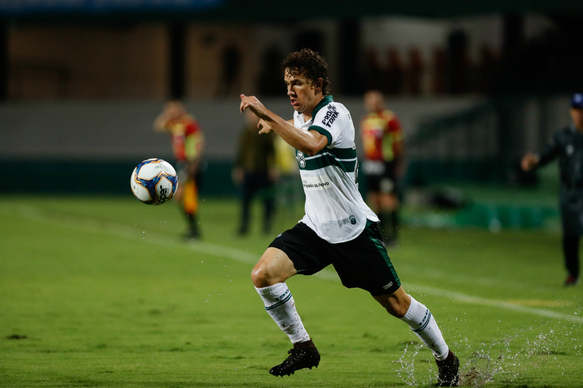 Fabiano é titular da lateral-esquerda, mas ainda não convenceu. Foto: Cassiano Rosário