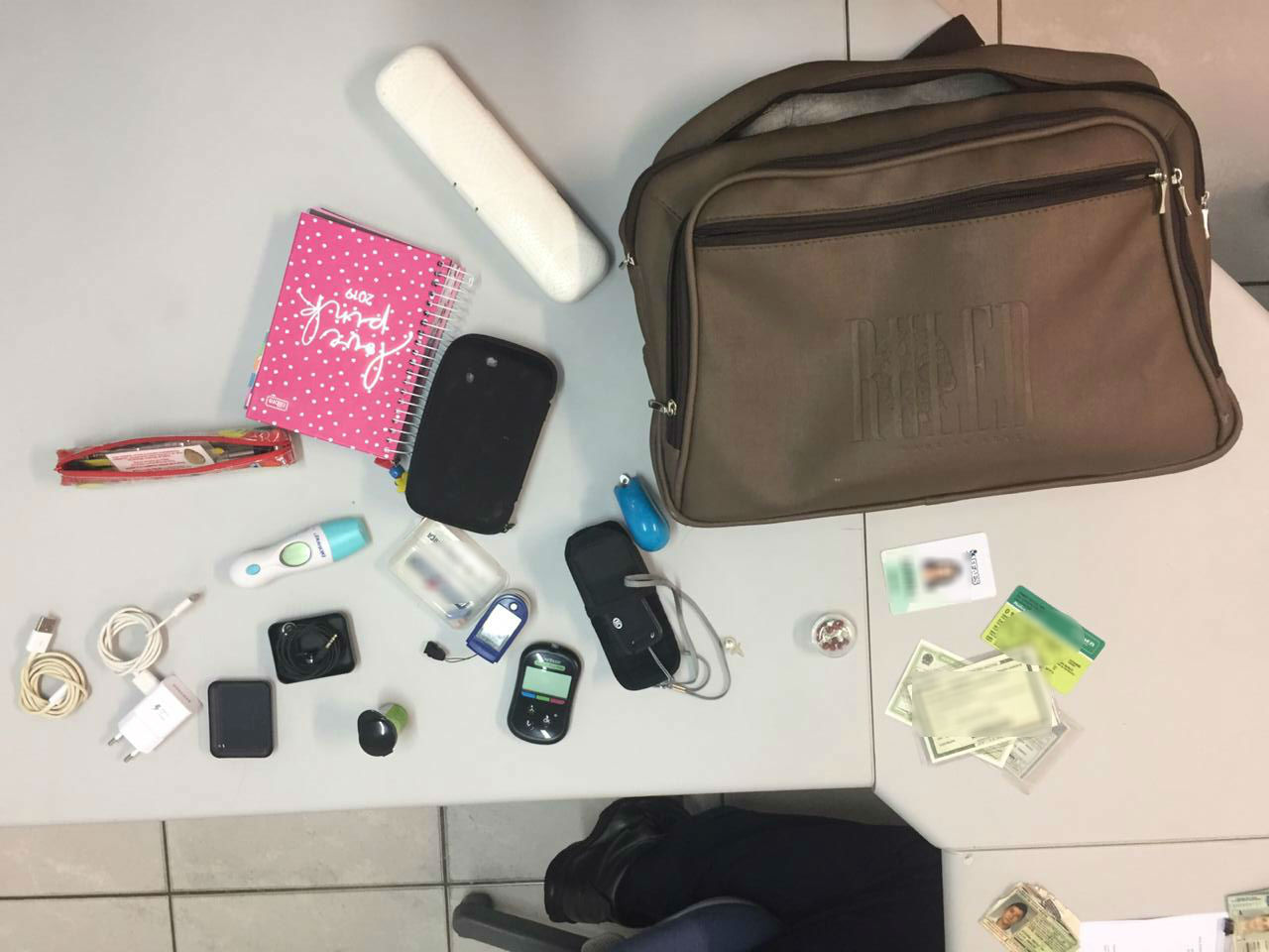 Bolsa e objetos furtados. Foto: Divulgação/Guarda Municipal