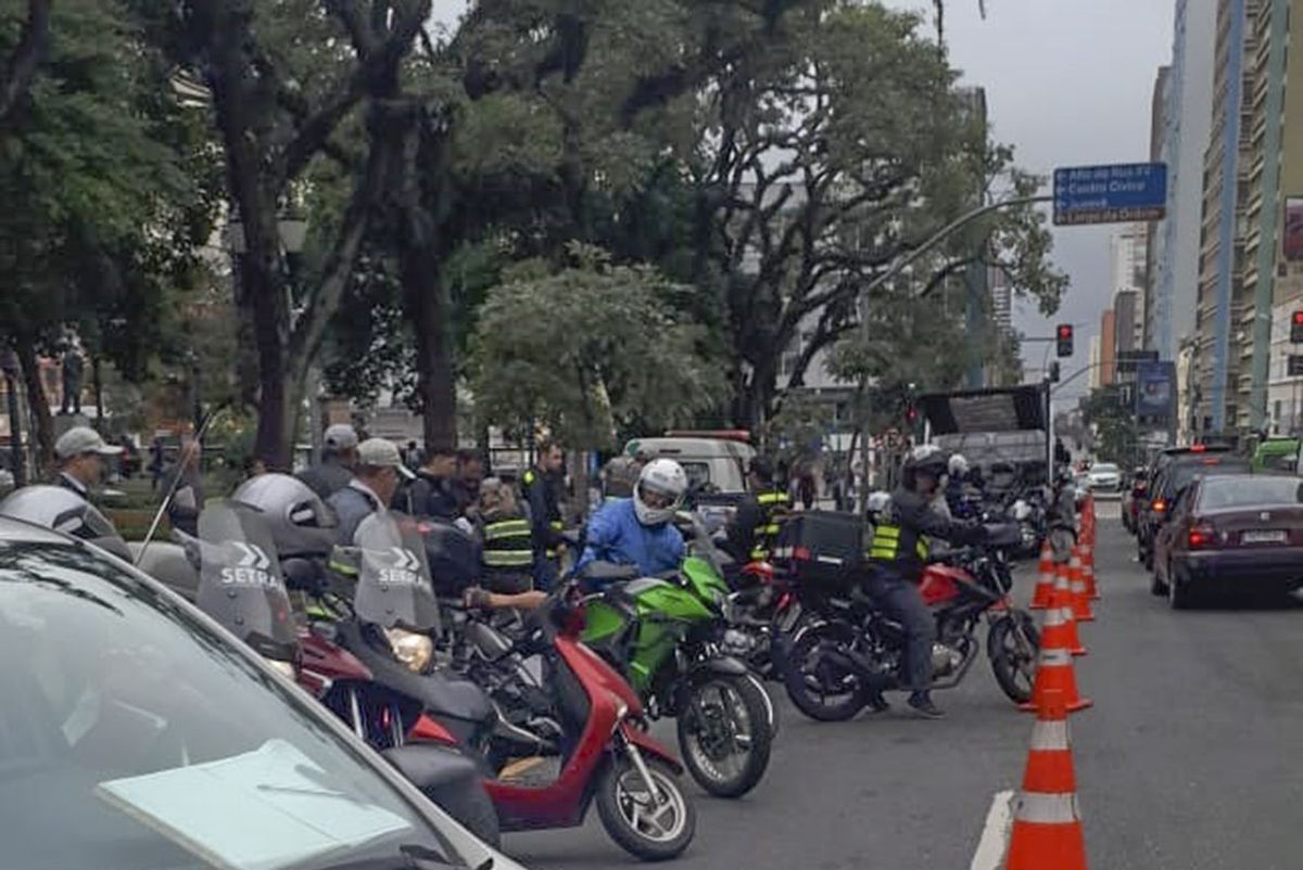 Veículos sem licença para trabalhar com serviço de motofrete foram alvos de ficalização no Centro de Curitiba. Foto: Divulgação