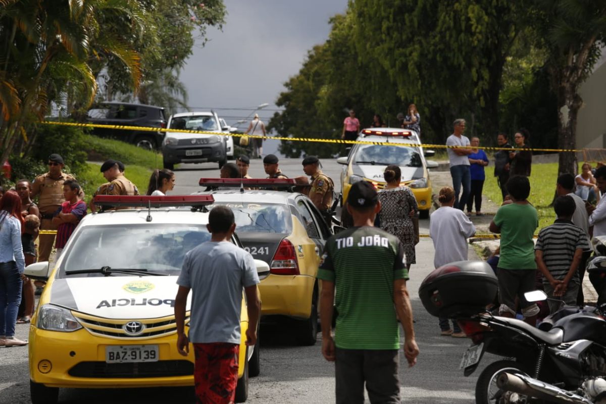 Homem foi executado com 15 tiros no meio da rua. Foto: Átila Alberti/Tribuna do Paraná