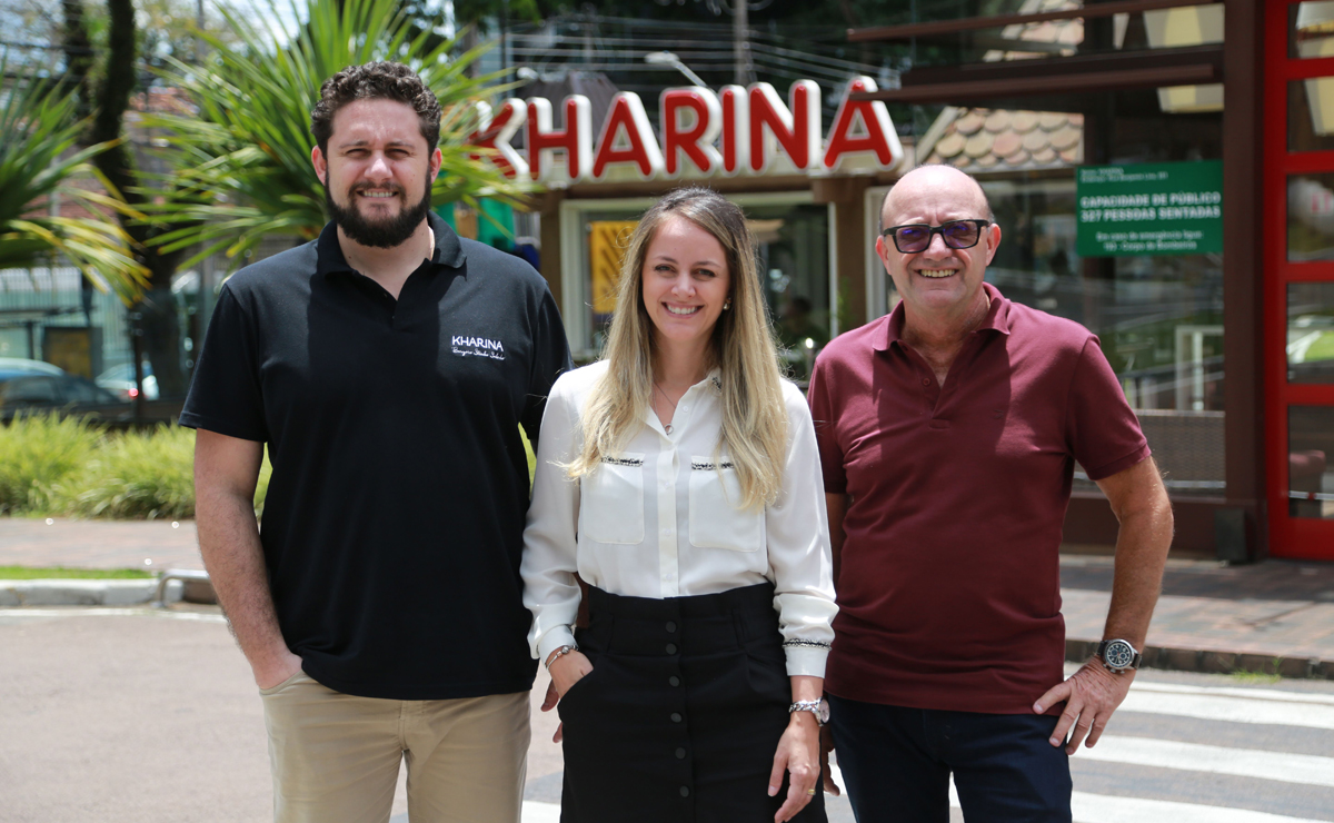 O Kharina hoje tem sete lojas tocadas pela família. Na foto estão os irmãos Rachid Neto e Kharina e o pai, Rachid Filho. Foto: Felipe Rosa/Tribuna do Paraná