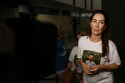 Mãe do jogador Daniel acompanha os depoimentos no Fórum de São José dos Pinhais. Foto: Jonatham Campos/Gazeta do Povo