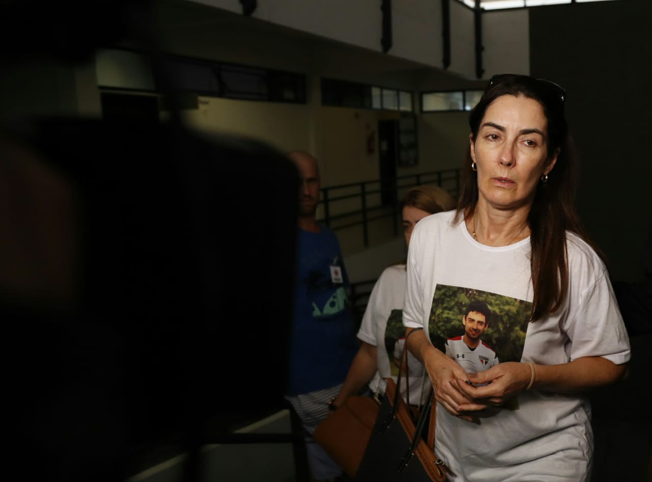 Mãe do jogador Daniel acompanha os depoimentos no Fórum de São José dos Pinhais. Foto: Jonatham Campos/Gazeta do Povo