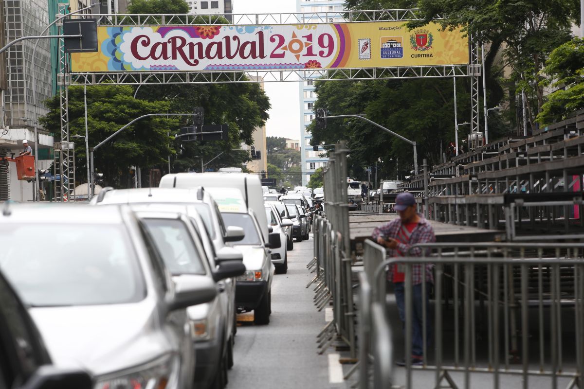 Montagem das arquibancadas para o carnaval de rua no centro de Curitiba muda trânsito da rua Marechal Deodoro, umas das principais vias da cidade. Foto: Aniele Nascimento/Gazeta do Povo