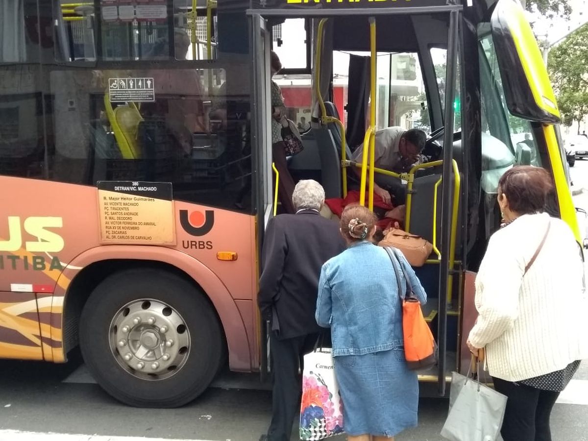 Freada brusca de ônibus provoca queda de mulher, que bateu a cabeça e ficou desacordada por alguns minutos. Foto: Henry Milleo/Tribuna do Paraná