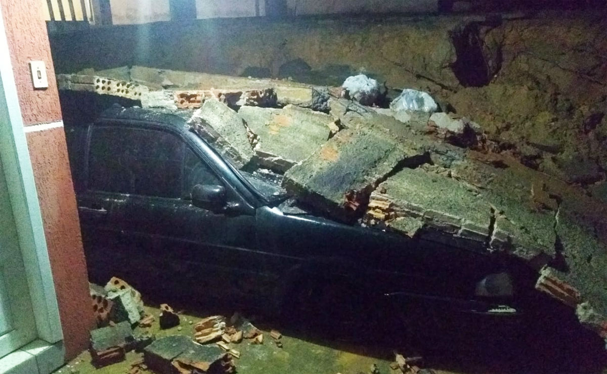 Em Campo Magro, na Rua Dalias, o muro de uma casa caiu em cima de um carro. Foto: Colaboração,