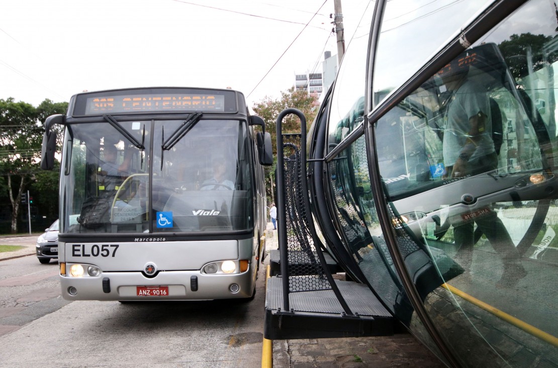 Urbs retirou rampas de alguns ônibus para aproximá-los da plataforma de embarque e desembarque. Foto: Divulgação/Lucilia Guimarães/SMCS
