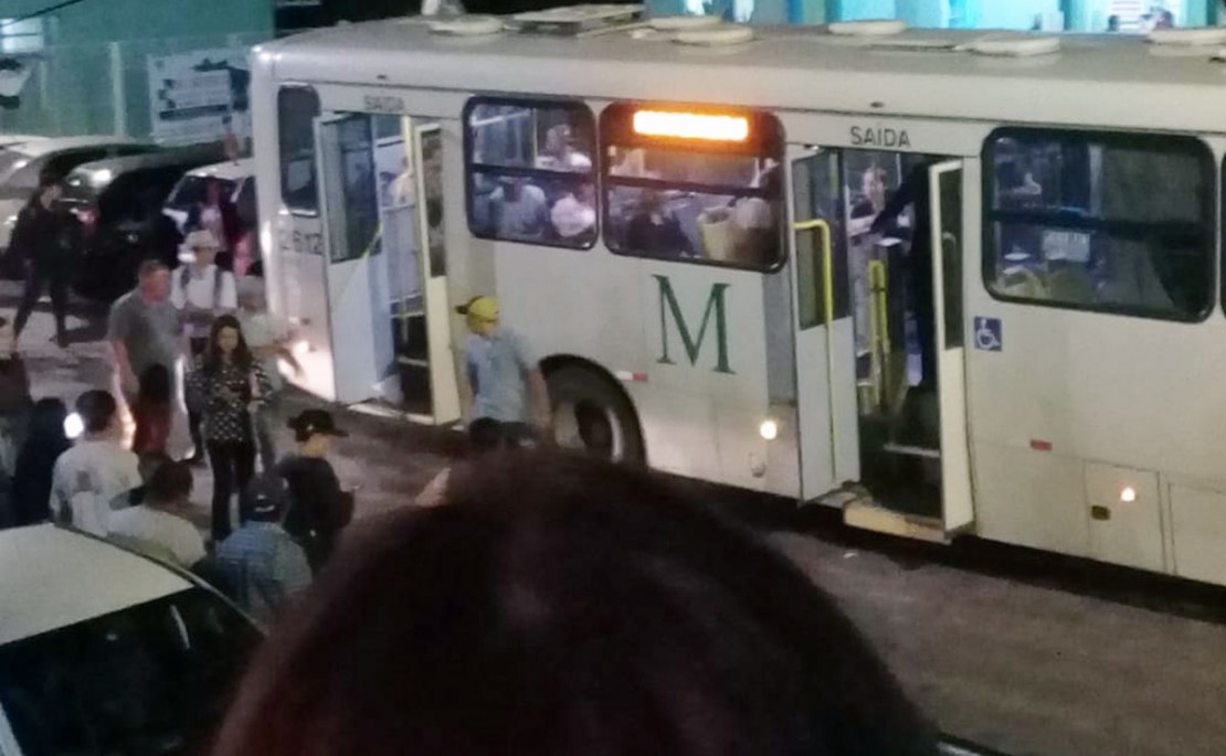 Passageiro acabou baleado após assalto em Almirante Tamandaré. Foto: Reprodução/WhatsApp.