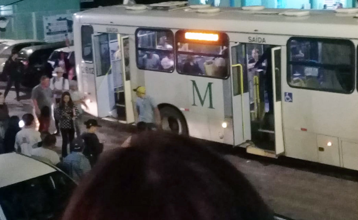 Passageiro acabou baleado após assalto em Almirante Tamandaré. Foto: Reprodução/WhatsApp.