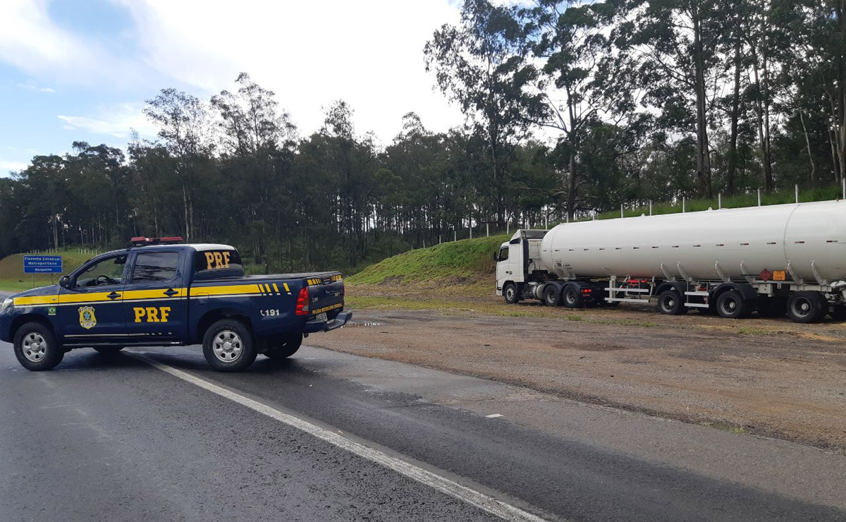 Rodovia só foi completamente liberada após retirada do caminhão-tanque da pista, que foi removido para uma área de refúgio. Foto: Divulgação/PRF