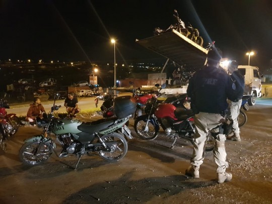 Ao todo, 17 motos foram apreendidas. Foto: Divulgação/PRF.