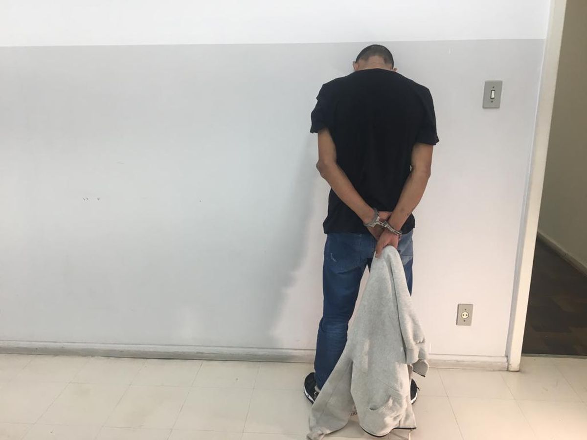 Homem foi preso com celular recém-roubado no Centro de Curitiba. Foto: Divulgação/Polícia Civil