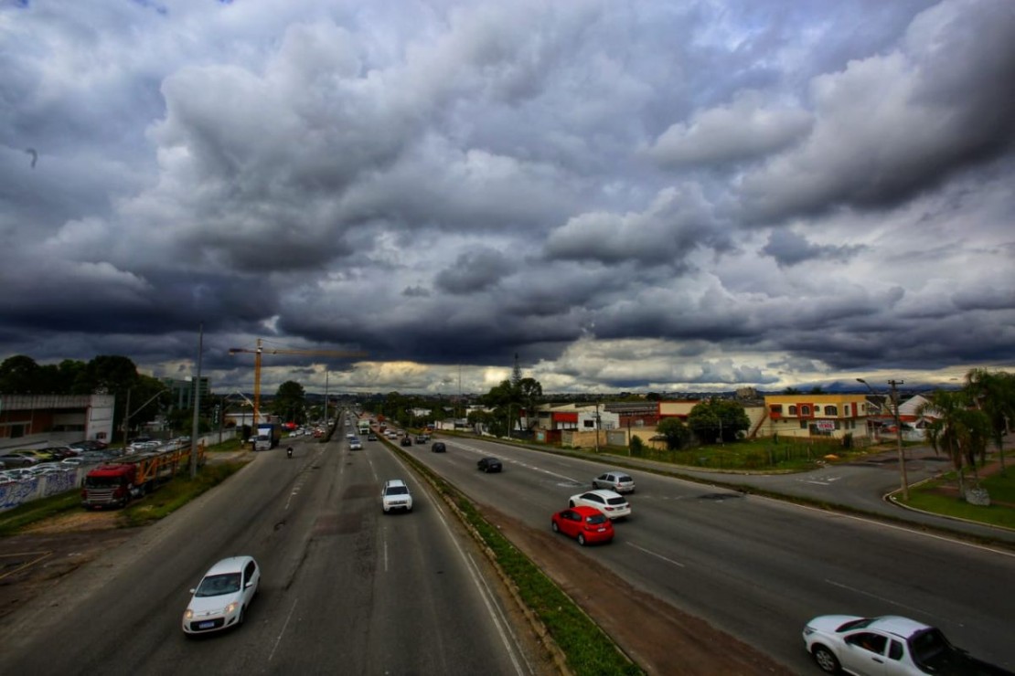 Temporal se armando em Curitiba. Foto: Átila Alberti/Tribuna do Paraná