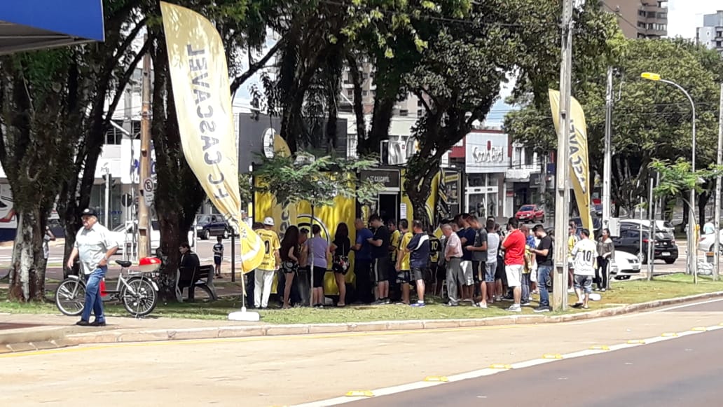 Torcida em Cascavel faz fila pra comprar ingresso pra semifinal contra o Coxa. Foto: Divulgação/FC Cascavel