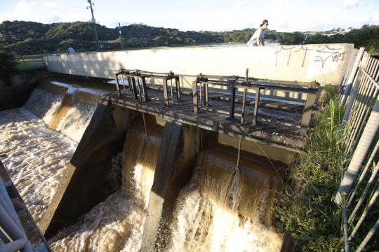Especialistas afirmam que é preciso investir em alternativas para compensar a crescente impermeabilização do solo na cidade. Foto: Aniele Nascimento/Gazeta do Povo