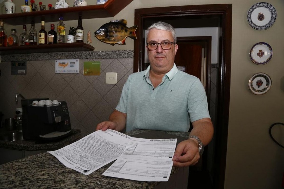 João Luiz Galvão, proprietário do restaurante Camponesa do Minho, mostra os documentos usados na tentativa de golpe. Foto: Aniele Nascimento/Gazeta do Povo