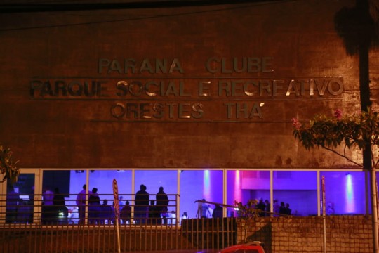A portas fechadas, sócios e conselheiros trataram do futuro do Paraná. Mas a frágil unidade que havia desapareceu ao final do encontro. Foto: Lineu Filho