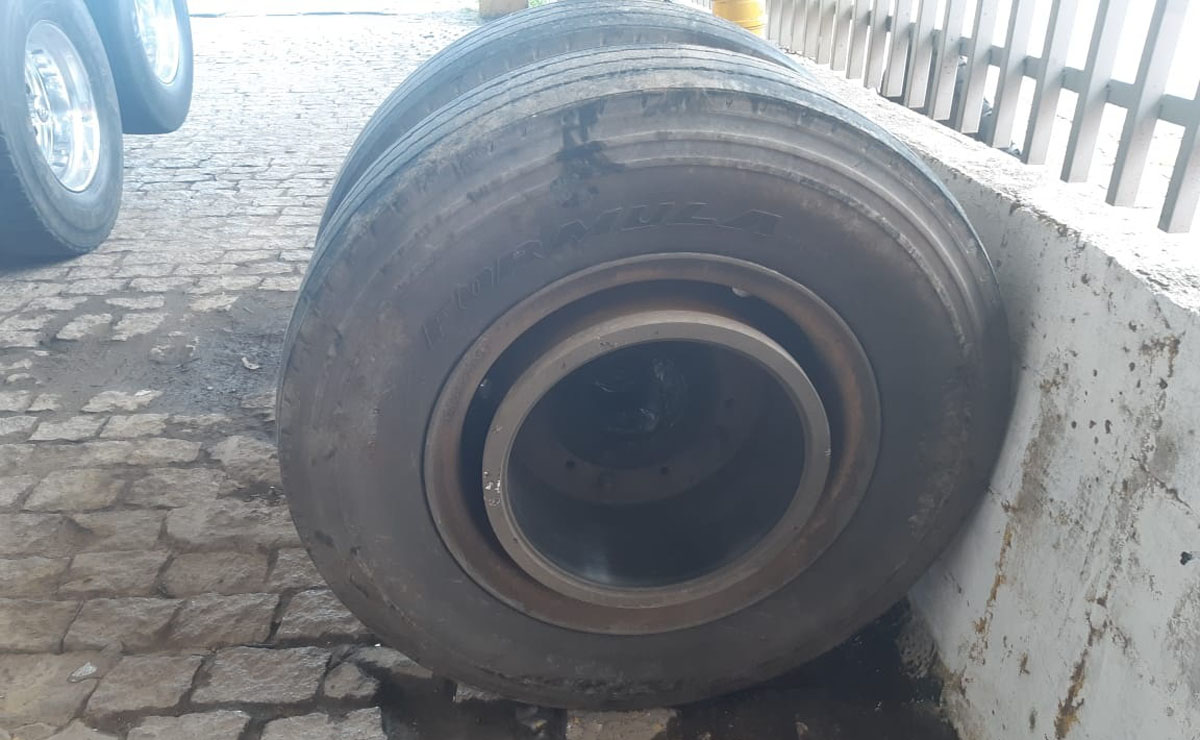 Rodado com dois pneus atravessou a pista e acertou a vítima. Foto: Divulgação/PRF