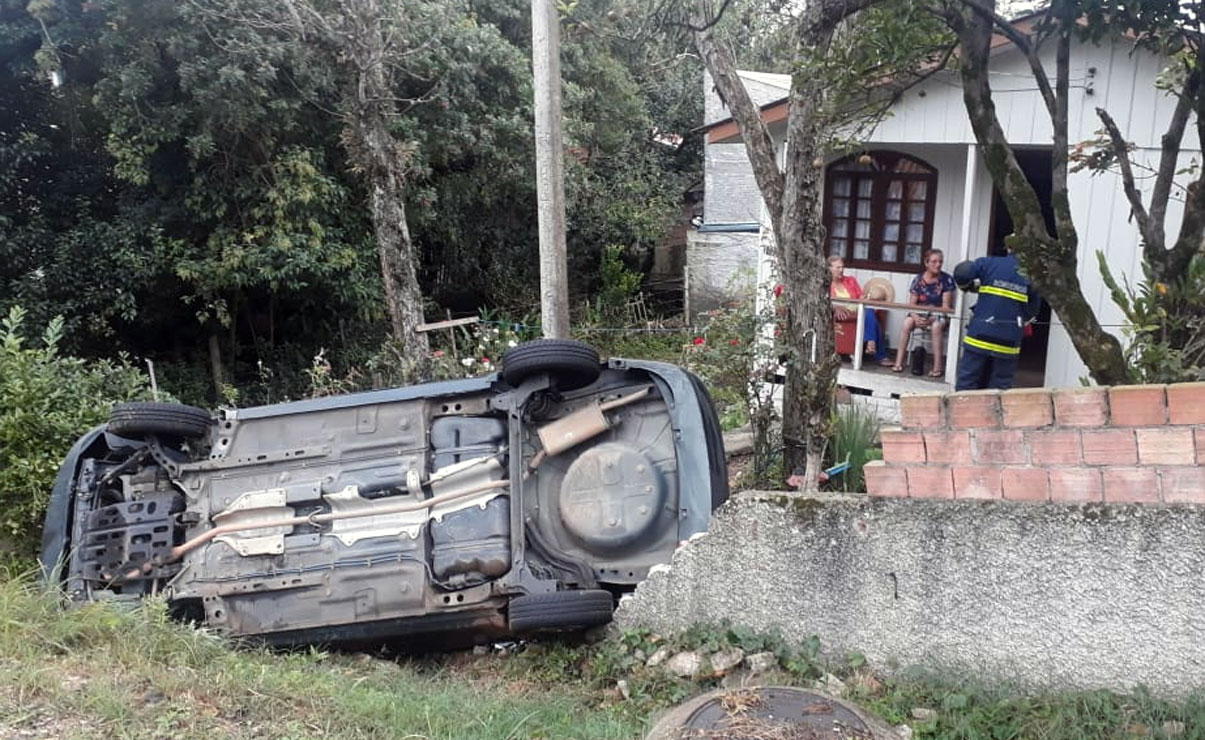 Ao capotar, o veículo invadiu o terreno de uma casa. Apesar do susto, ninguém se feriu com gravidade. Foto: Colaboração.