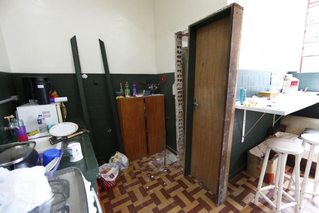 Estudantes encontraram a sala do Centro Acadêmico arrombada, com armários destruídos e o 'caixa' vazio. Foto: Aniele Nascimento/Gazeta do Povo