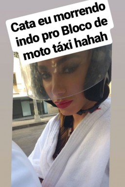 Cantora postou foto no Instagram em cima da moto. Foto: Reprodução.