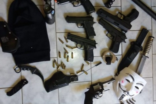 Na casa do adolescente, os agentes encontraram um verdadeiro arsenal. Foto: Divulgação/Guarda Municipal de Fazenda Rio Grande
