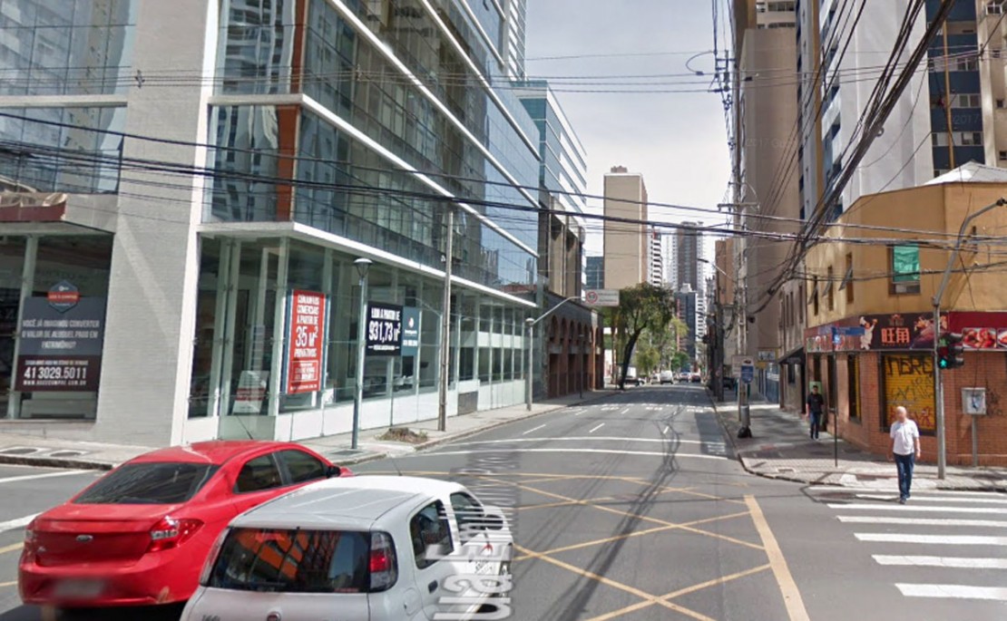 Fios que passam por cima da Rua Brigadeiro Franco, no Centro de Curitiba, foram rompidos por um caminhão na madrugada. Foro: Reprodução/Google.