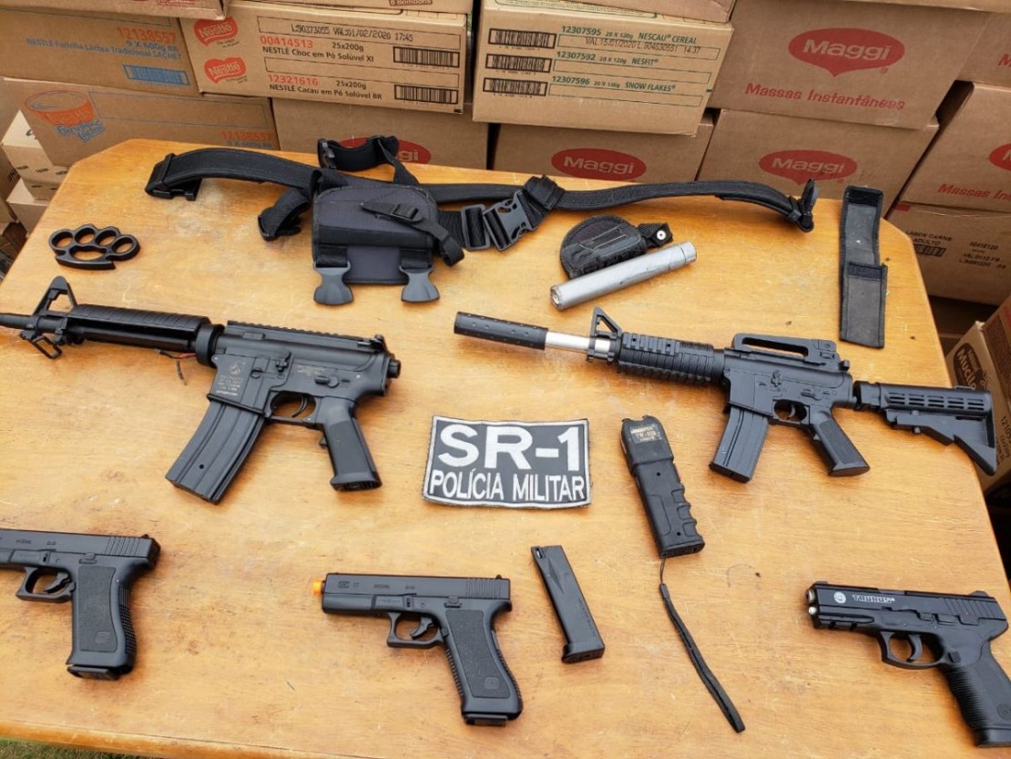 Armas de Airsoft foram encontradas na chácara e apreendidas pelos agentes. Foto: Divulgação/Polícia Civil