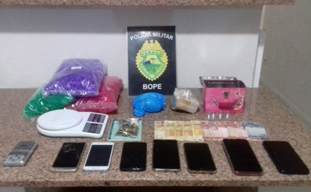 Além dos carros, foram apreendidos celulares, drogas e balanças de precisão. Foto: Divulgação/PM-PR