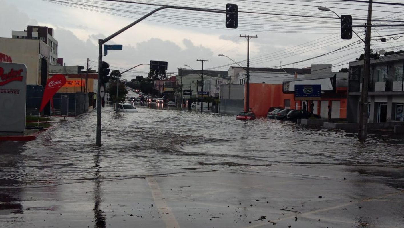Esquina das ruas Brasílio Itiberê e Alferes Poli ficou totalmente embaixo d'água. Foto:Ana Paula Querino/Colaboração