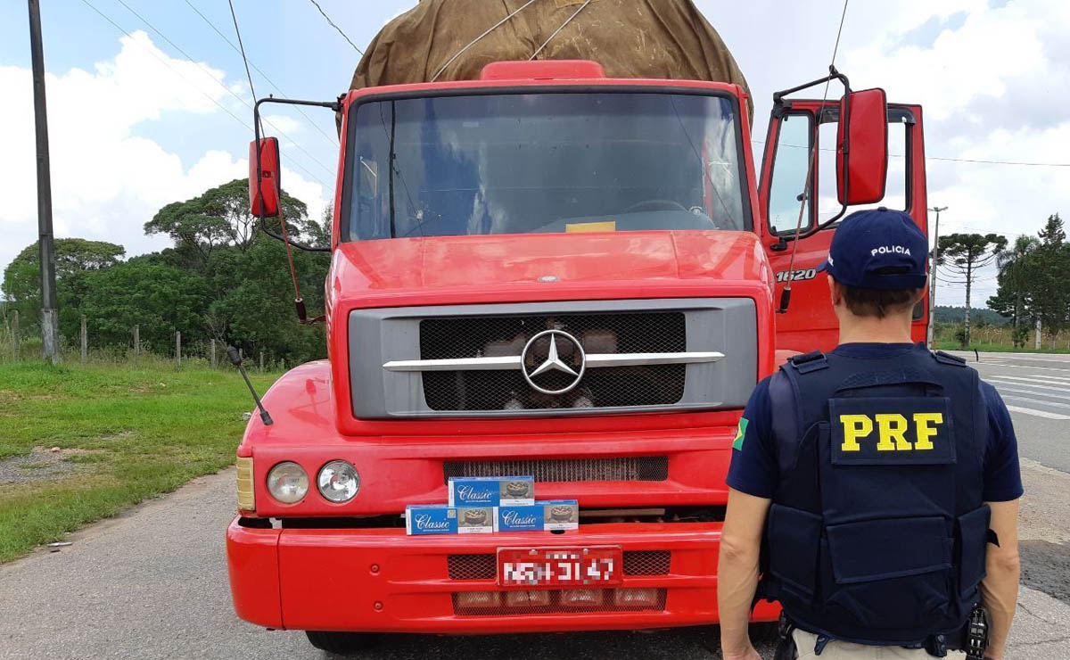 Após prisão do motorista, o caminhão e a carga foram encaminhados para a Receita Federal de Curitiba. Foto: Divulgação/PRF