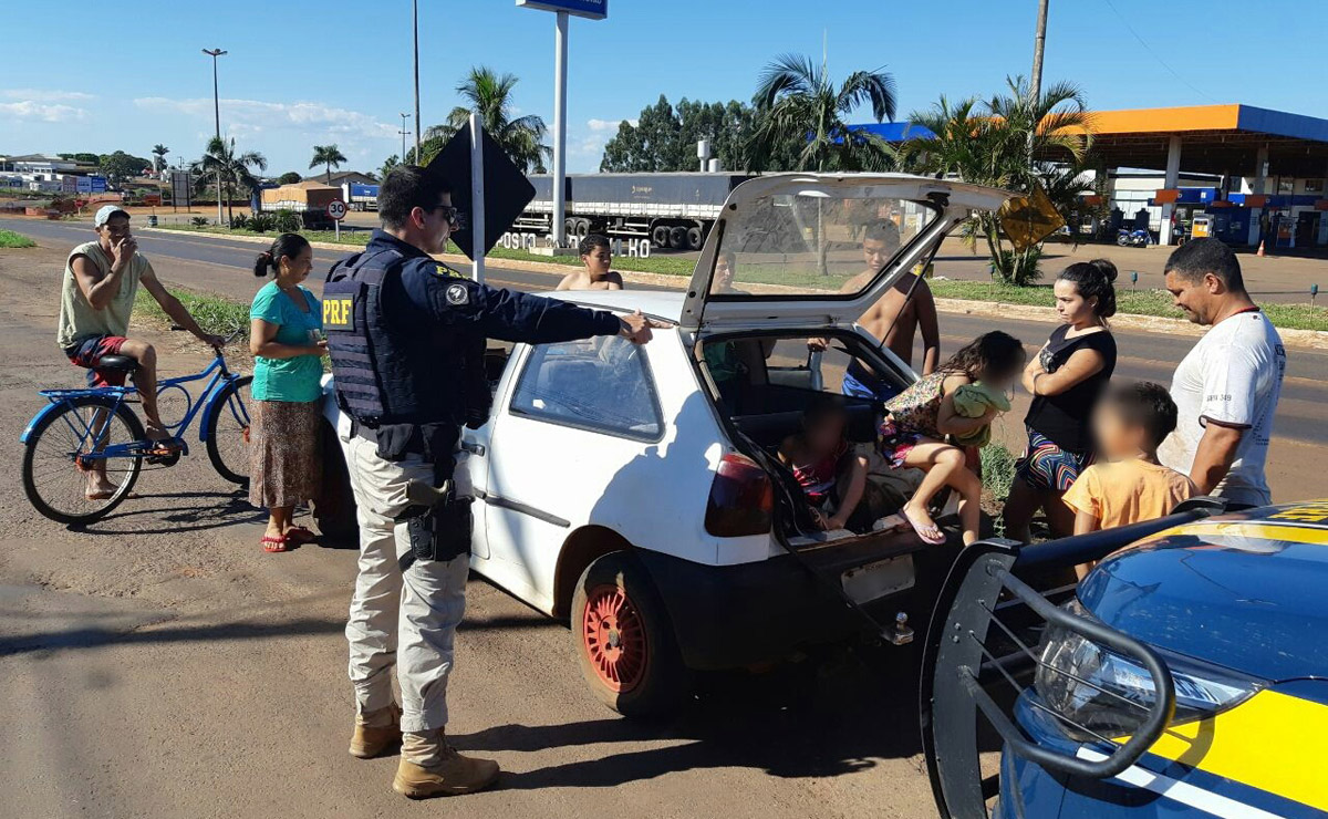Ao todo, foram emitidos 12 autos de infração com todas as irregularidades encontradas. Foto: Divulgação/PRF