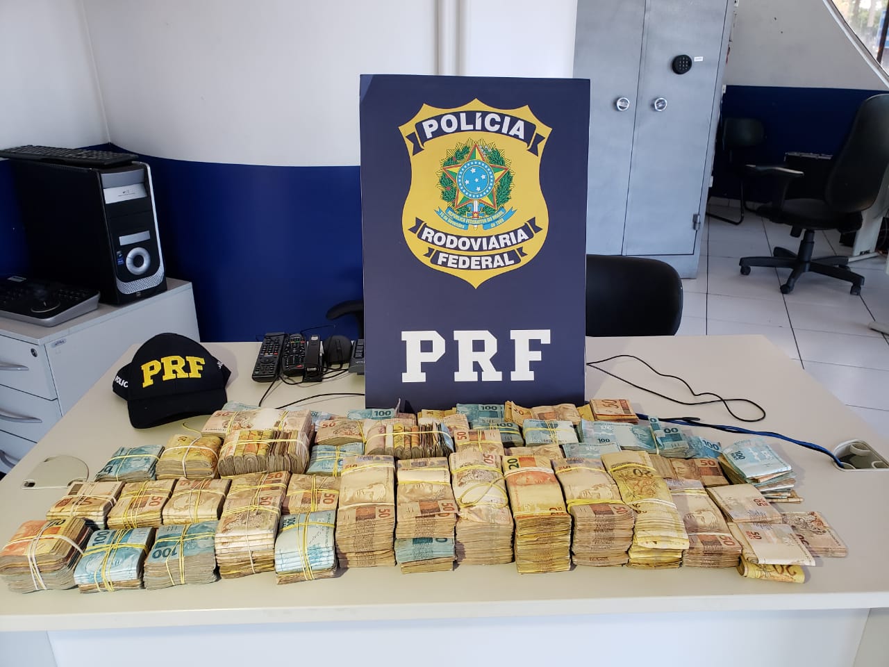 Dinheiro apreendido pela Polícia Rodoviária Federal, na região oeste do Paraná. Foto: Divulgação/PRF