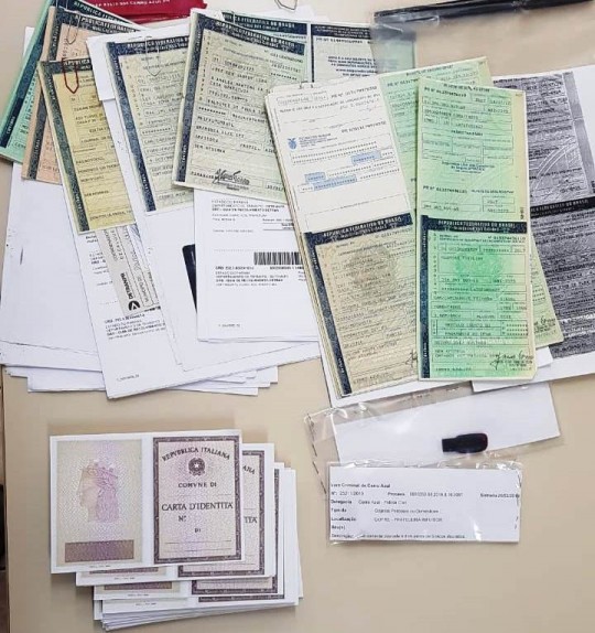 Documentos apreendidos na casa de Mucio. Foto: Divulgação/Polícia Civil.
