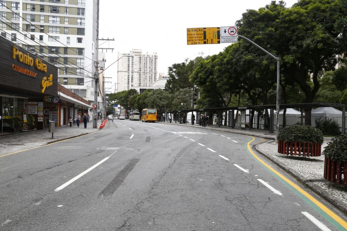Ruas Alfredo Bufren e Amintas de Barros passam a ter faixa exclusiva para ônibus a partir dessa quinta-feira. Foto: Aniele Nascimento/Gazeta do Povo